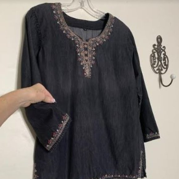 Tops - Embroidered Black Chambray ¾ Sleeve Top Sz M